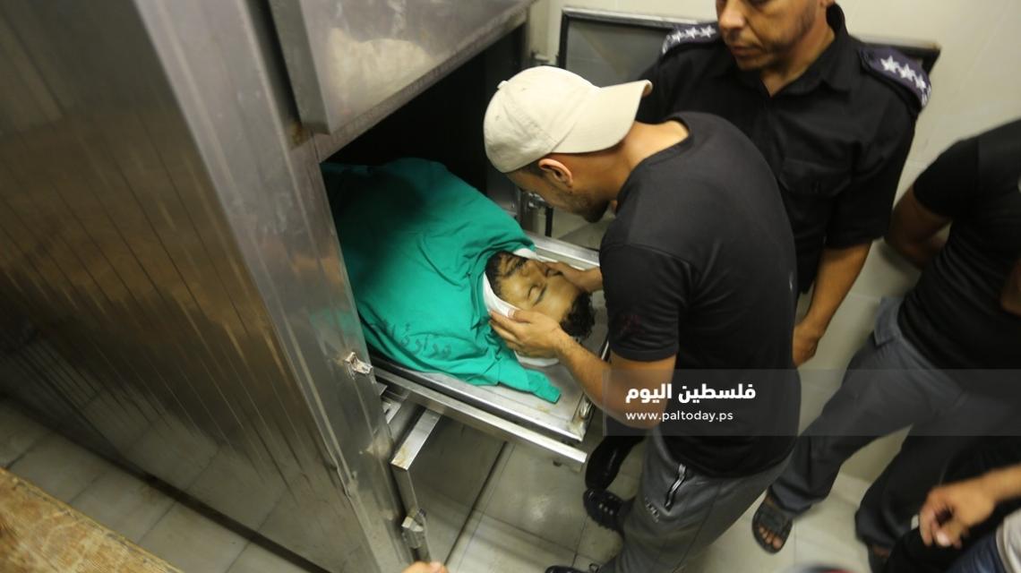 لحظة وداع الشهيد القسامي محمود الأدهم في مستشفى الاندونيسي شمال قطاع غزة