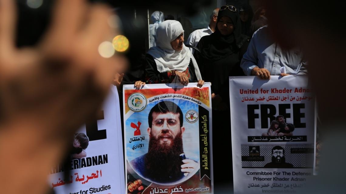 بالصور:وقفة مع الشيخ خضر عدنان خلال اعتصام اهالي الاسرى امام الصليب الاحمر بغزة