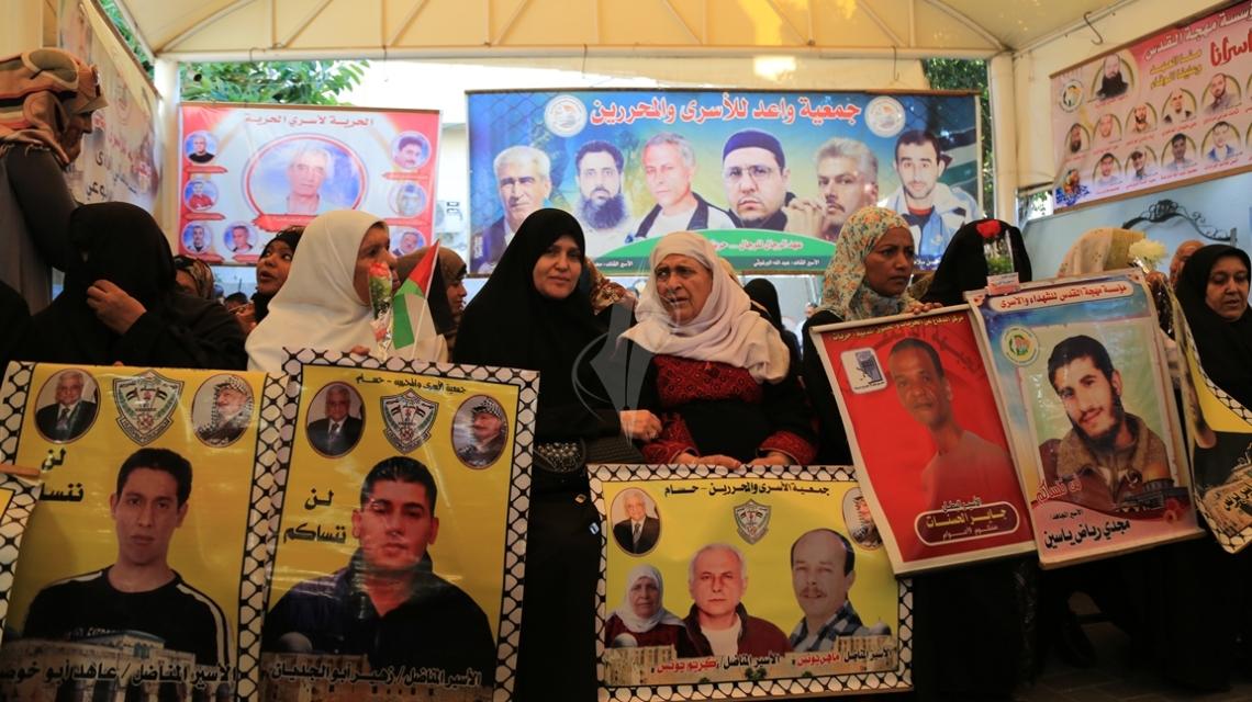 بالصور: اعتصام  أهالي الاسرى امام مقر الصليب الاحمر بمدينة غزة