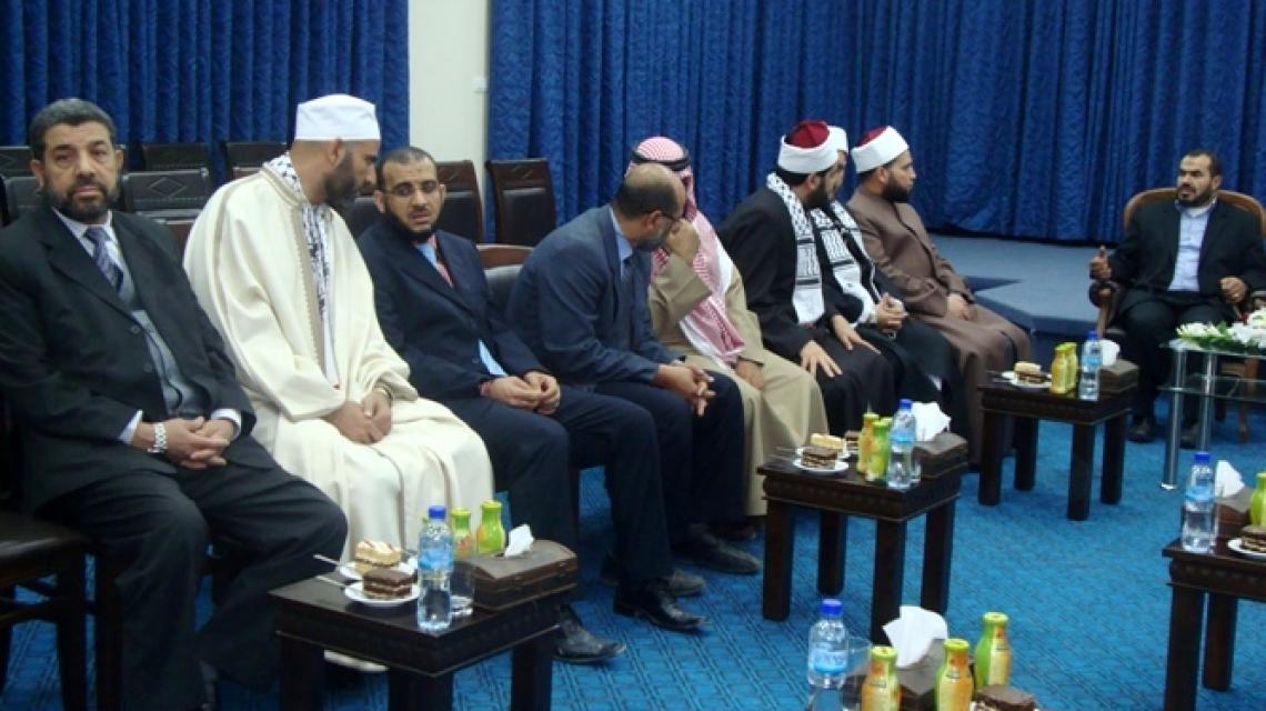 بالصور: رئيس حكومة غزة يستقبل وفد رابطة علماء أهل السنة قبل مغادرتهم القطاع في مجلس الوزراء بغزة