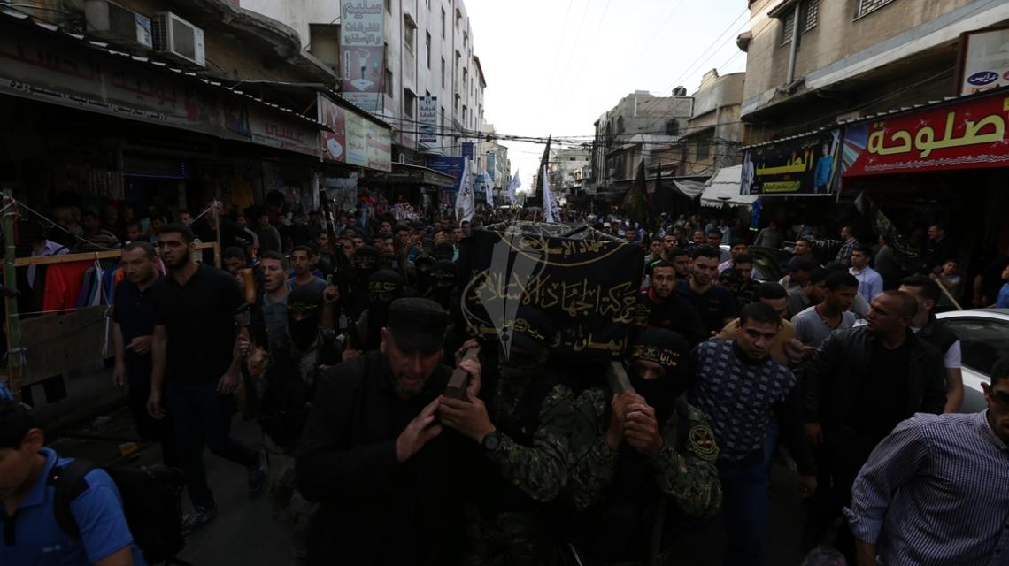 بالصور:الآلاف يشيعون جثمان الشهيد القائد فى سرايا القدس مازن لولو في حي الشجاعية