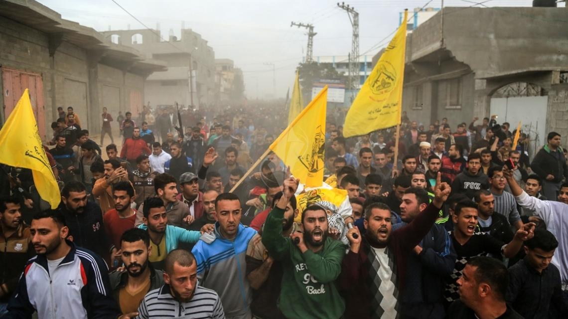 بالصور: وسط حالة من الغضب.. الآلاف يشيعون الشهيد زكريا الكفارنة في بيت حانون