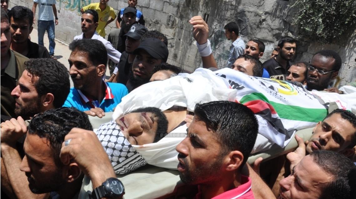 جماهير غفيرة تشيع جثماني شهيدي وسط قطاع غزة