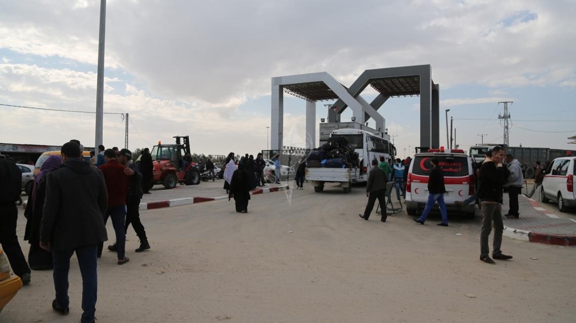 بالصور:سفر العالقين عبر معبر رفح بعد إغلاقه أكثر من مائة يوم