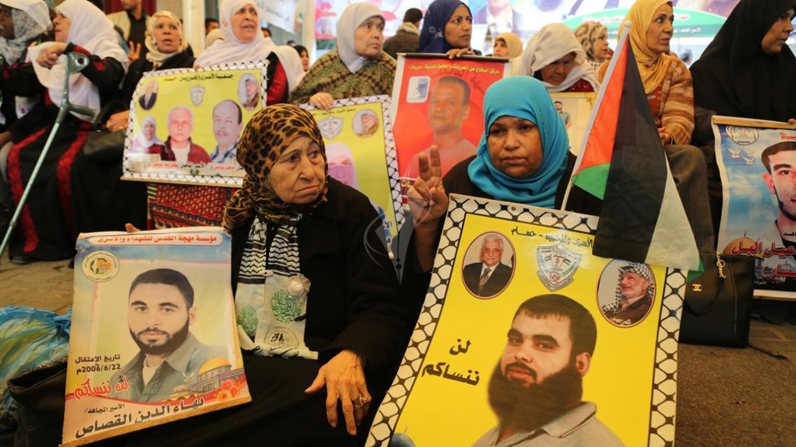 بالصور:اعتصام اهالى الاسرى امام الصليب الاحمر بمدينة غزة