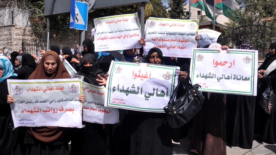 وقفة اهالى الشهداء امام مجلس الوزراء للمطالبة بصرف رواتبهم