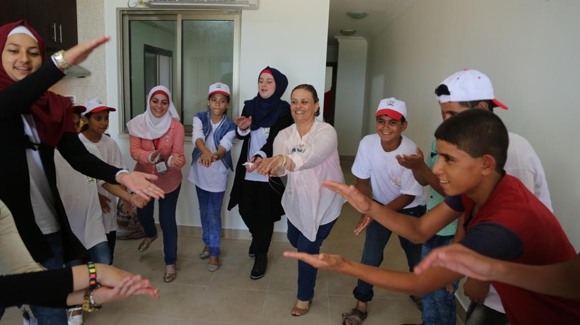 بالصور:لأول مرة اللجنة الدولية للصليب الأحمر بغزة تطلق مخيم شبابي تحت عنوان "زهر بكرة"