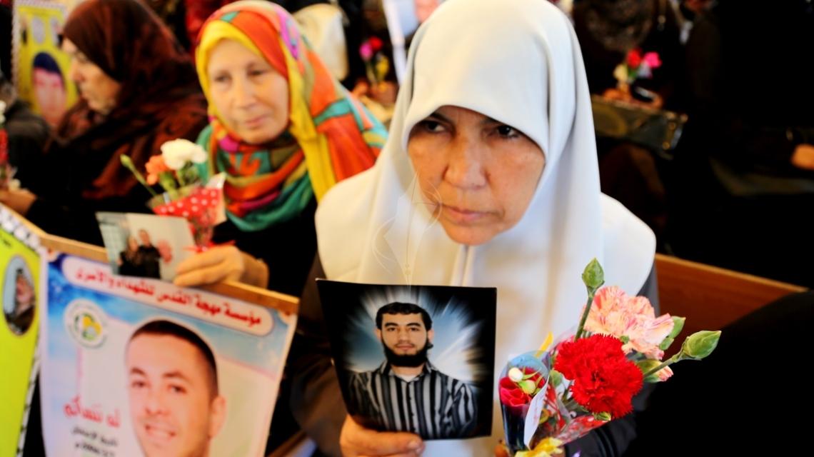بالصور:في يوم الأم.. مقر الصليب الأحمر بغزة يتحول لساحة حمراء