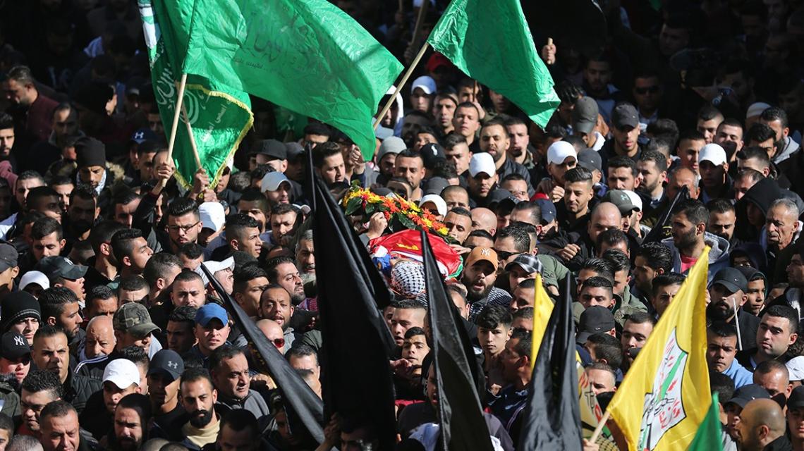 تشييع جثمان الشهيد الشاب محمود يوسف نخلة (18 عامًا)في مخيم الجلزون.