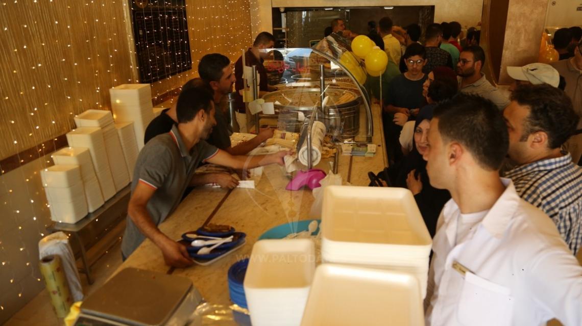 ازدحام في محلات الحلويات بغزة فرحا بالثانوية العامة