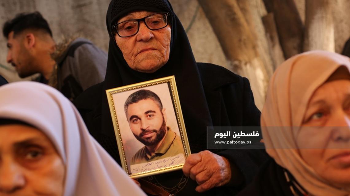 اعتصام اهالى الاسرى امام مقر الصليب الاحمر بمدينة غزة