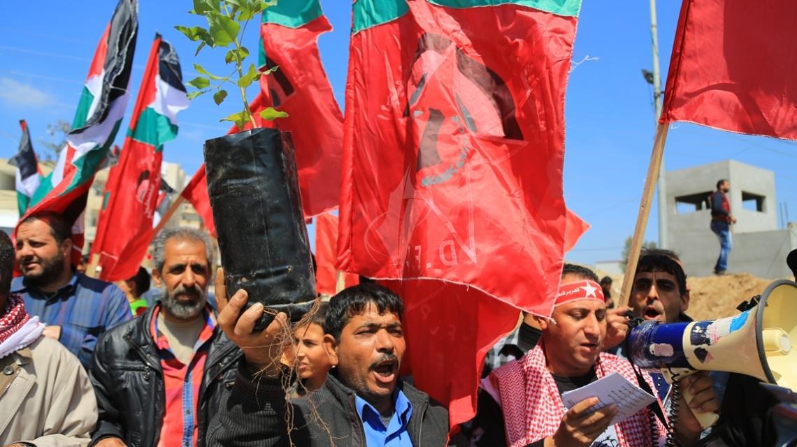 بالصور:الجبهة الديمقراطية تنظم مسيرة وزراعة اشجار شرق موقع ناحل العوز فى يوم الارض