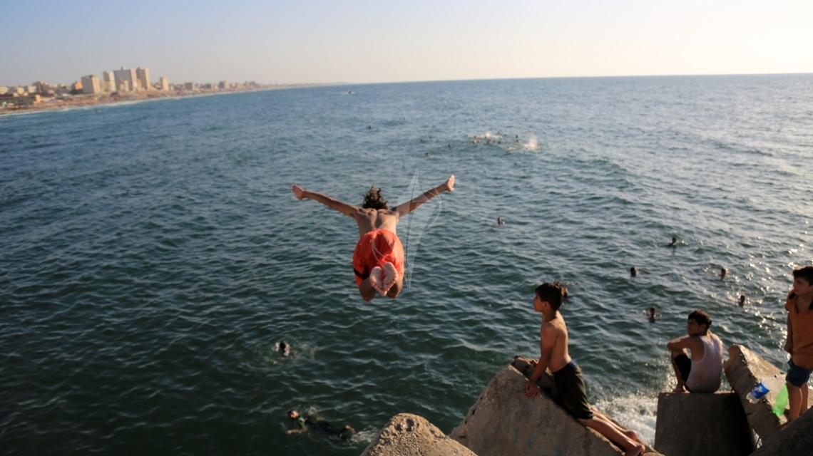 بالصور:أجواء الصيف من على شاطئ غزة في ظل أجواء شديدة الحرارة