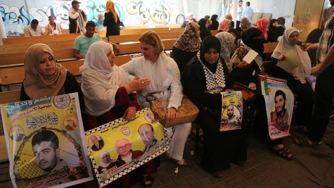 بالصور:اعتصام اهالى الاسرى امام مقر الصليب الاحمر بمدينة غزة