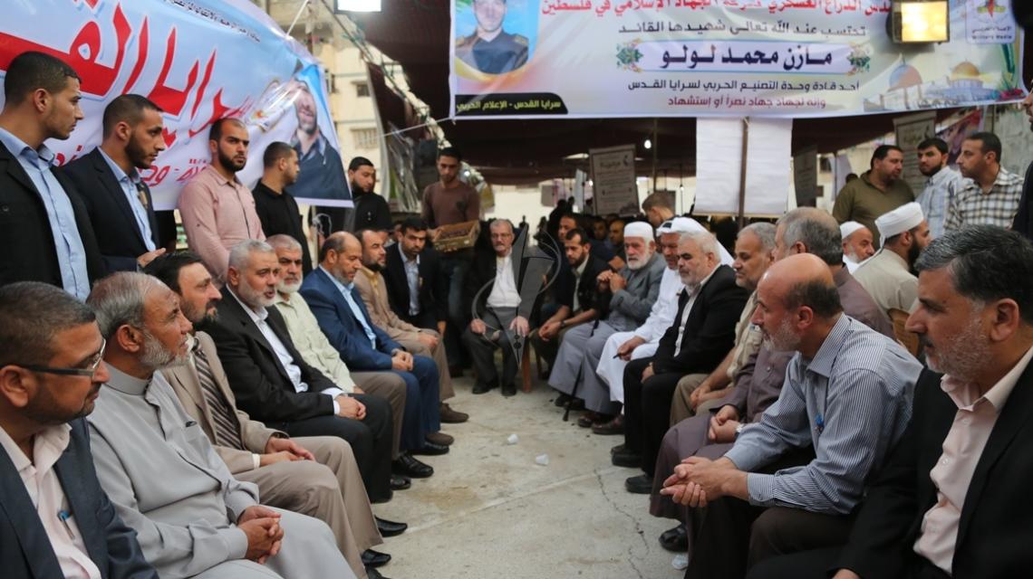 بالصور :وفد من قيادة حماس يقدم واجب العزاء بالشهيد القائد فى سرايا القدس مازن لولو