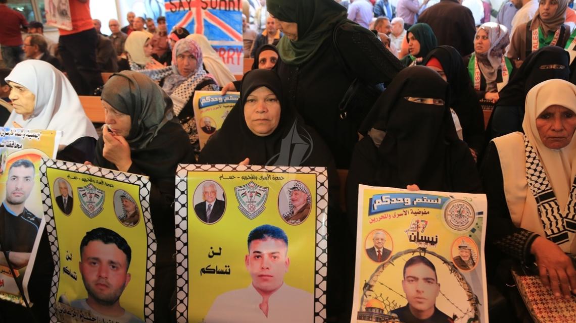 بالصور:اعتصام اهالى الاسرى امام مقر الصليب الاحمر بمدينة غزة