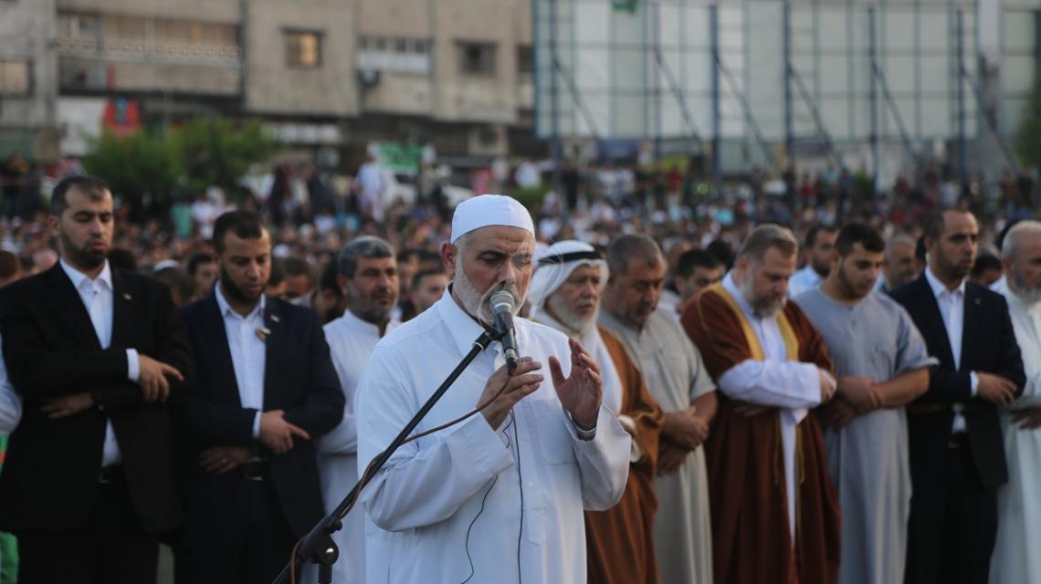 بالصور:هنية يؤم المصلين في صلاة العيد وسط مدينة غزة