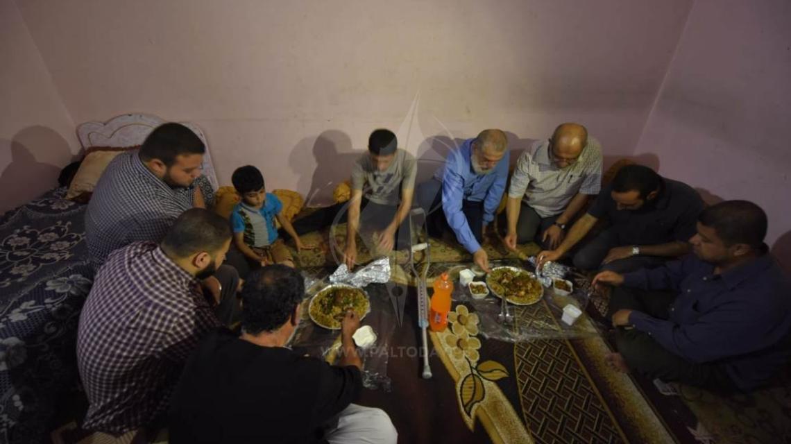 قيادة الجهاد تشارك عائلة المصاب ابو دقة طعام الافطار