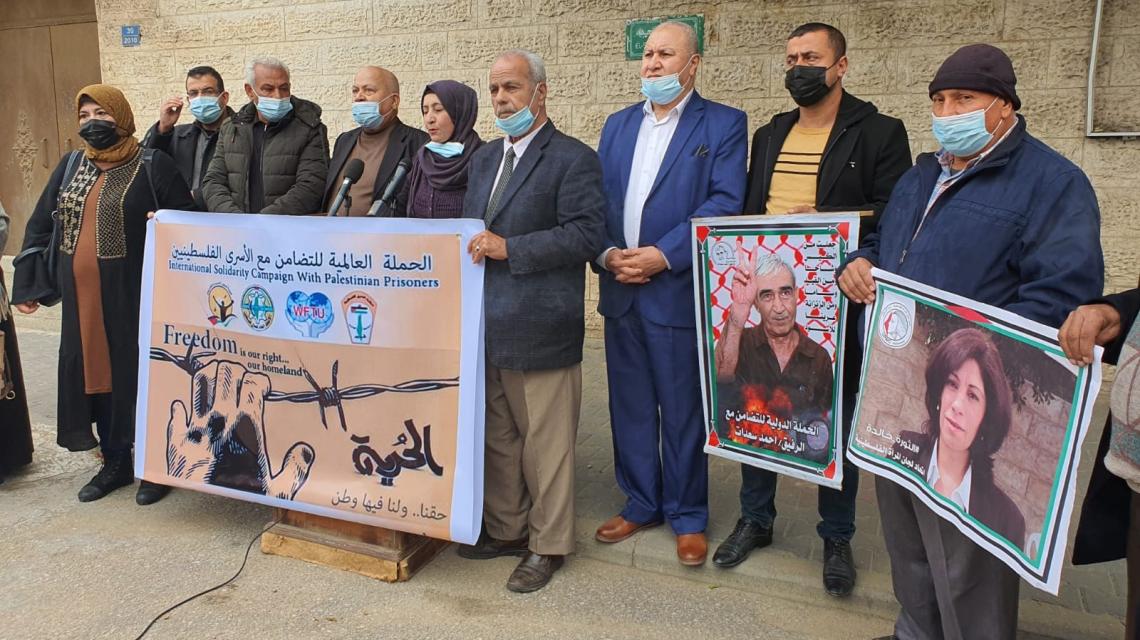 وقفة للاتحاد العام لعمال فلسطين أمام الصليب بغزة تضامناً مع الأسرى