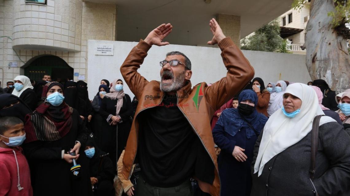 اعتصام لأهالي الشهداء في غزة يطالب السلطة بصرف رواتبهم