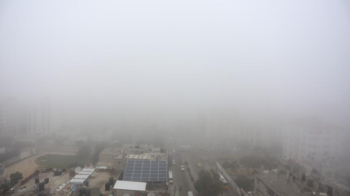 الضباب يغطي سماء قطاع غزة