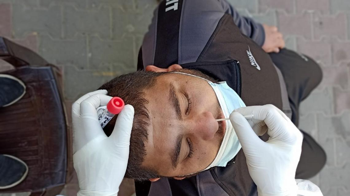 الطب الوقائي يجري مسحات "كورونا" عشوائية لمواطنين برفح.