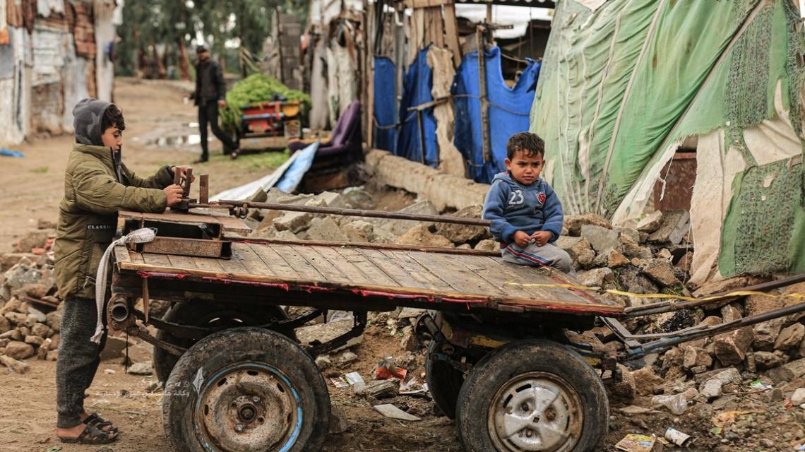عيون بريئة تروي معاناة البؤس والفقر في غزة