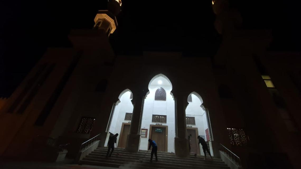 تعقيم المساجد استعدادا لافتتاحها فجر الاحد 10-1-2021