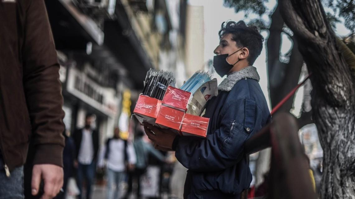 بيع الكمامات مصدر رزق جديد للشباب الغزيين