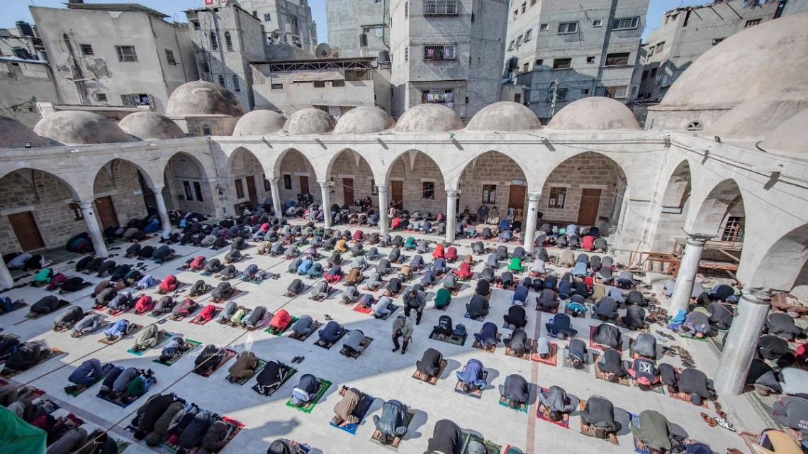 عودة المصلين لأداء صلاة الجمعة بعد 50 يومًا من الإنقطاع عنها في قطاع غزة، بسبب انتشار فيروس كورونا
