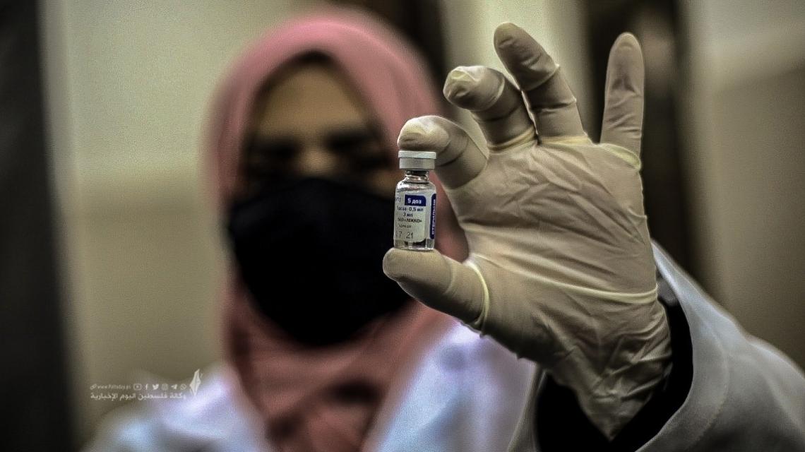 بدء عملية تطعيم الكوادر الطبية التي تعمل في مستشفى الوبائيات "غزة الأوروبي" بلقاح فيروس كورونا
