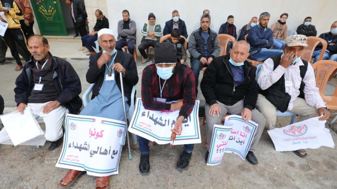 أهالي الشهداء غزة يضربون عن الطعام ليوم واحد احتجاجاً على عدم صرف السلطة لمستحقاتهم