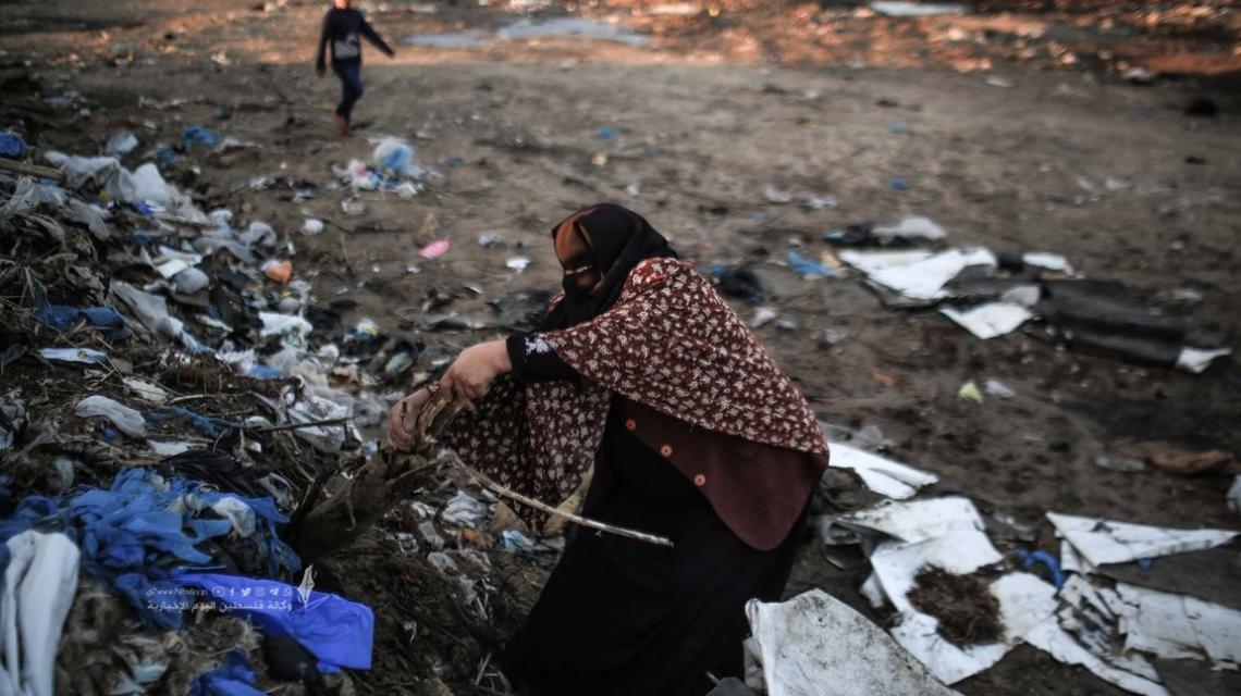 صور صادمة من جنوب قطاع غزة ...عندما تنتزع لقمة العيش من مكب للنفايات