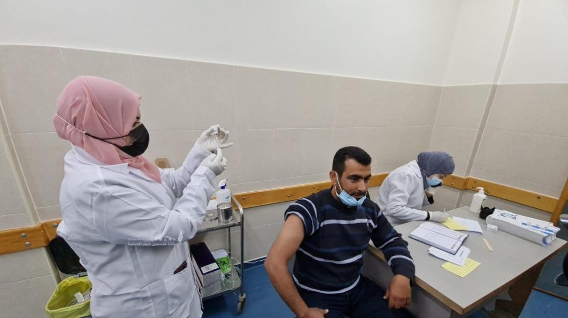 حملة التطعيم ضد "فيروس كورونا" تتواصل في قطاع غزة