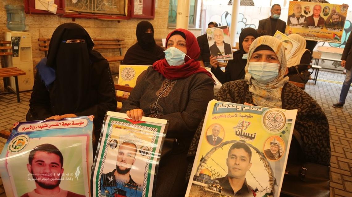 وقفة لأهالي الأسرى المصابين بكورونا أمام الصليب في أول يوم لاستئناف الاعتصام  بعد توقفه بسبب فيروس كورونا