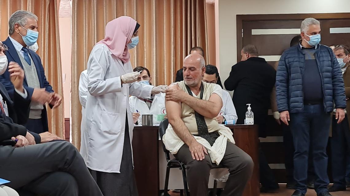 غزة : انطلاق حملة التطعيم ضد كورونا .. حضور كبير لوسائل الإعلام المحلية والدولية