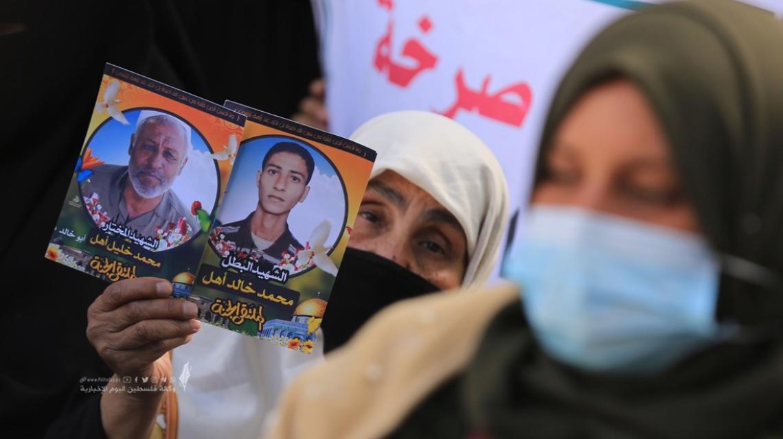 اعتصام لأهالي الشهداء في غزة يطالب السلطة بصرف رواتبهم