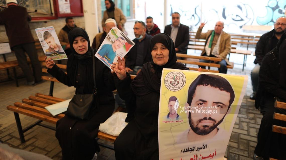 اعتصام اهالى الاسرى امام مقر الصليب الاحمر بمدينة غزة