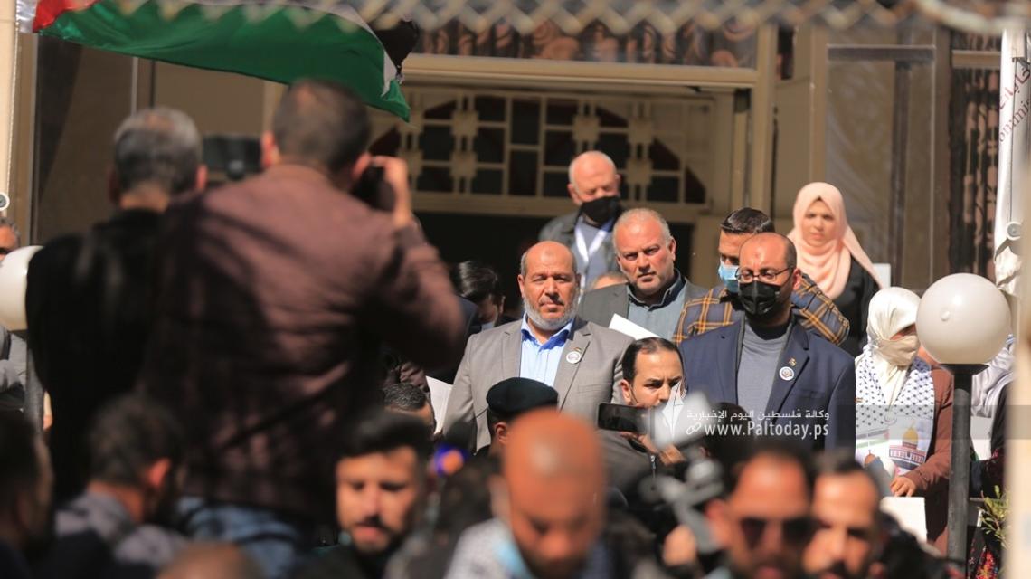 حركة حماس تسلم لجنة الانتخابات قائمة باسماء المرشحين للانتخابات التشريعية