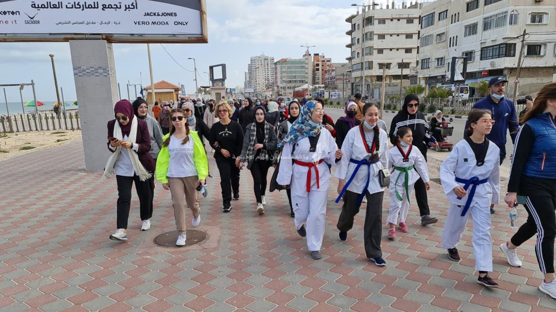 سيدات يمارسن رياضة المشي ضمن فعالية "خطى واثقة" التي ينظمها الاتحاد الفلسطيني للثقافة الرياضية