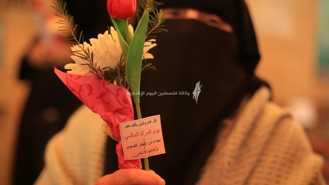 في ذكرى يوم المرأة العالمي.. توزيع ورود على امهات الأسرى في الصليب الاحمر بغزة