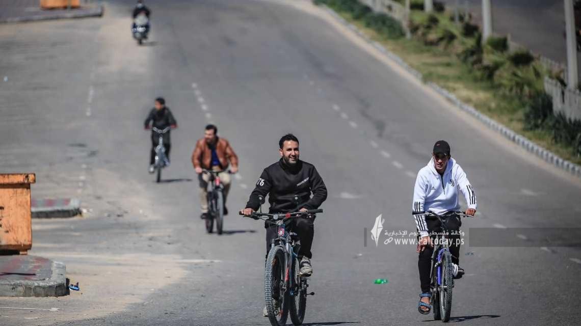 بالصور : غزيون يتجولون في شوارع غزة بعد قرار منع حركة المركبات
