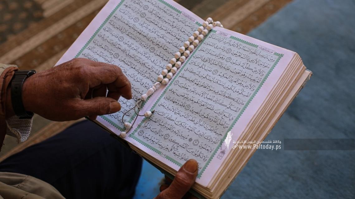 جلسات القرآن الكريم من المسجد العمرى الكبير بغزة فى اول يوم من شهر رمضان الكريم