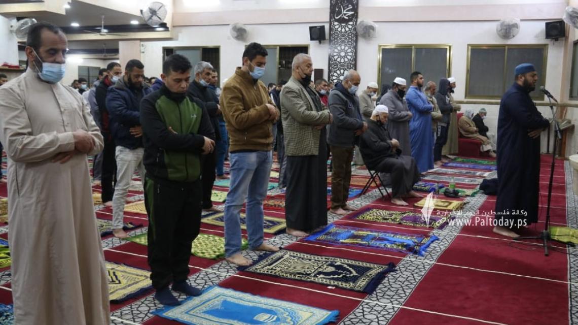 صلاة العشاء والتراويح في مساجد محافظة غزة وسط اجراءات الوقاية من فيروس كورونا