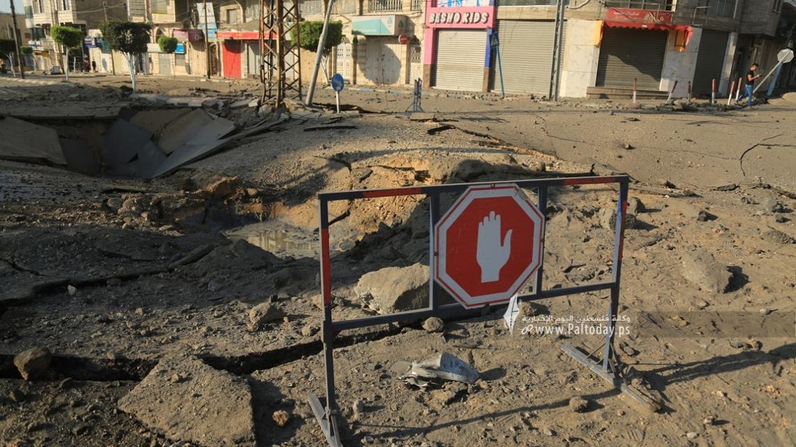 آثار الدمار الذي لحق بمفترق السرايا منتصف مدينة غزة