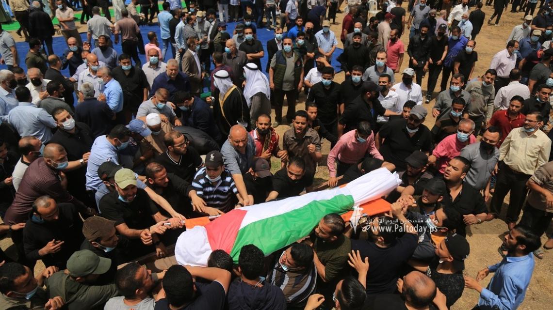 بالصور :غزة جماهير غفيرة تشيع جثمان الفقيد الدكتور ابراهيم الحساينة "ابو جعفر"