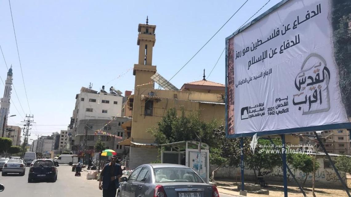 يافطات في غزة تحيي يوم القدس العالمي بعنوان "القدس أقرب"