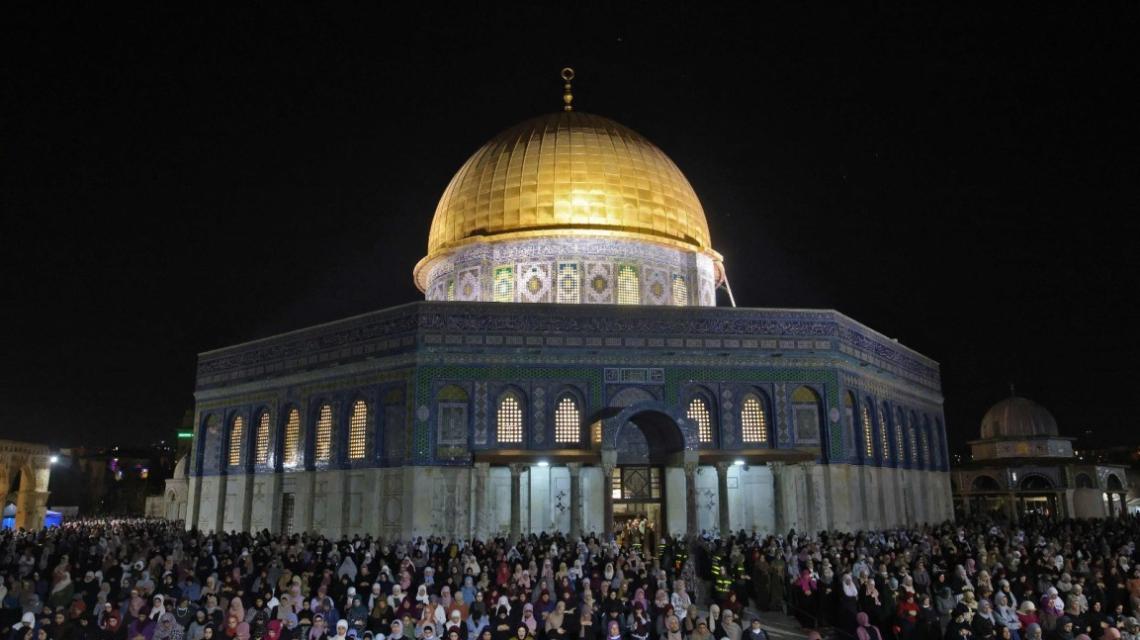 صلاة العشاء والتراويح في الأقصى قبل قليل