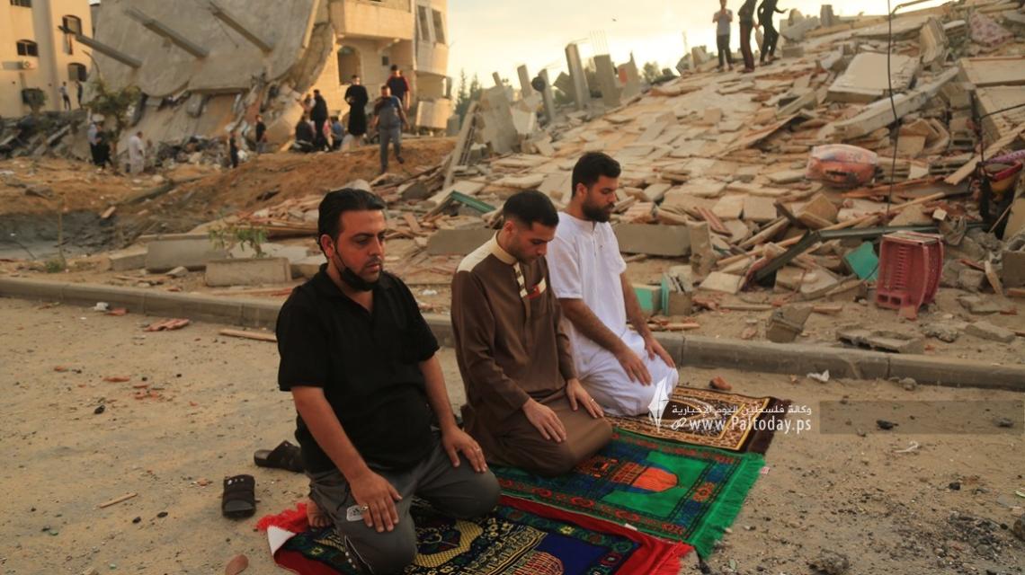 بالصور :الفلسطينيون يحيون صلاة العيد بجوار ركام المنازل