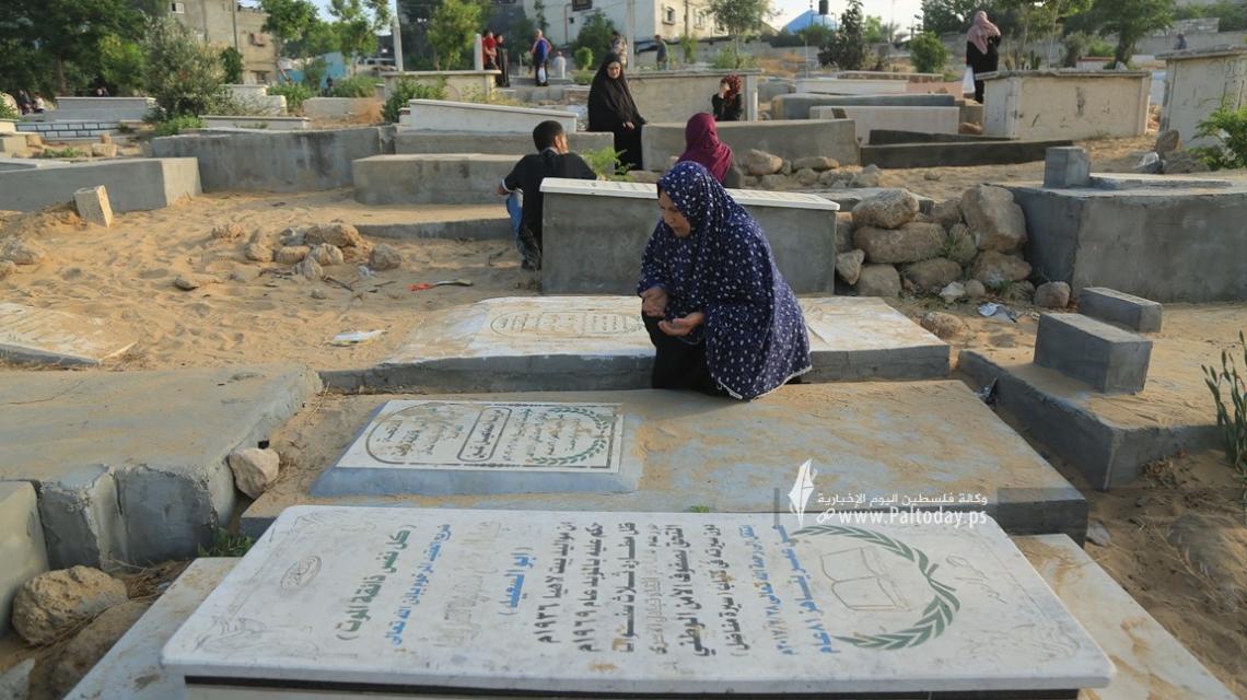 المقابر وجهة الغزيين في عيد الفطر.. وحزن على شهداء العدوان